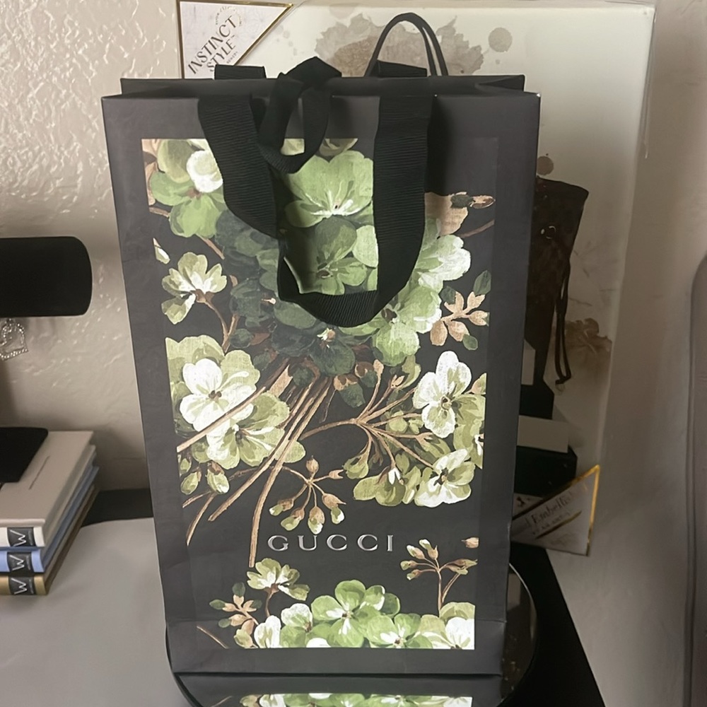 GUCCI BAG ๐๐ค Measurements Approx. H 11.5โ x W 7โ - Picture 3 of 5